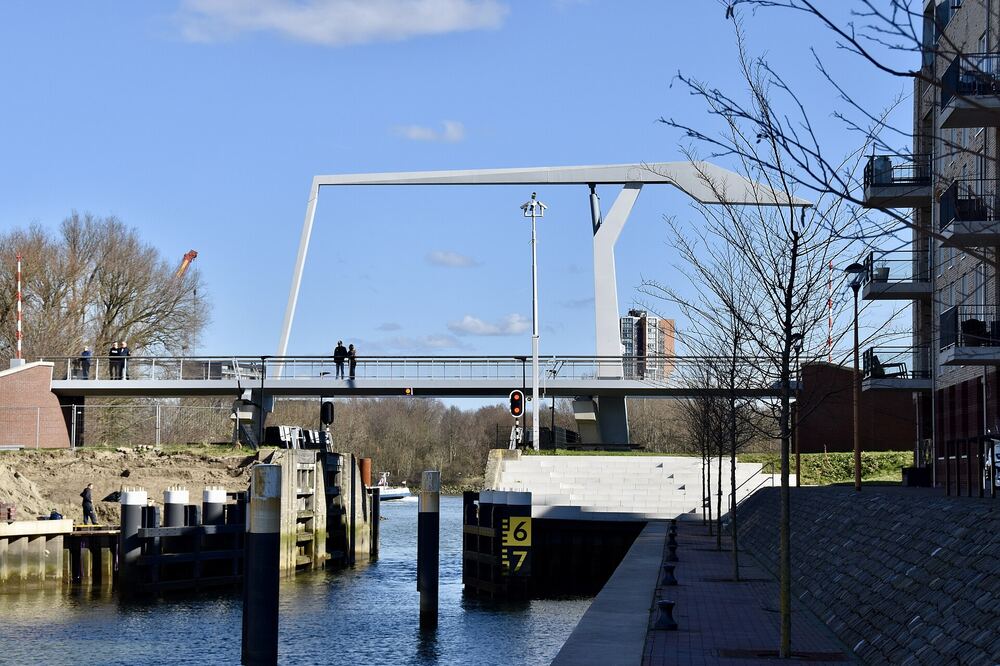 De witte hefbrug De Kraanvogel in Spijkenisse