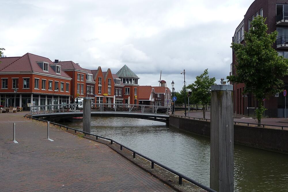 De oude haven van Spijkenisse met woonhuizen langs de kade