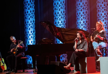Esmay Usmany – Voorwaarts — theater in Spijkenisse